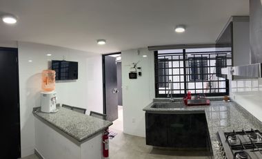 Casa en venta, a una calle de Plutarco Elias Calles, Iztacalco