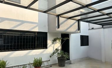 Casa en venta, a una calle de Plutarco Elias Calles, Iztacalco