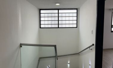 Casa en venta, a una calle de Plutarco Elias Calles, Iztacalco