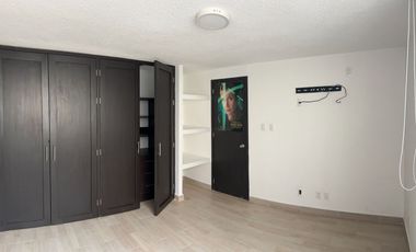 Casa en venta, a una calle de Plutarco Elias Calles, Iztacalco