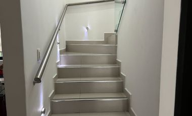 Casa en venta, a una calle de Plutarco Elias Calles, Iztacalco