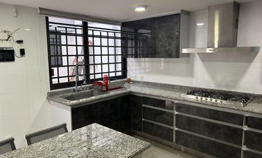 Casa en venta, a una calle de Plutarco Elias Calles, Iztacalco