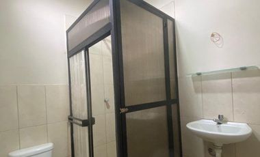 SE RENTA SUITE AMOBLADA EN LA CDLA. LAS BRISAS