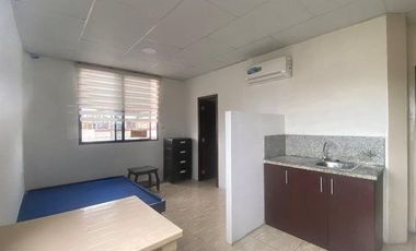SE RENTA SUITE AMOBLADA EN LA CDLA. LAS BRISAS