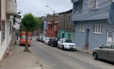 Vendemos 2 propiedades: casa en Valparaiso solida con estacionamiento para 5 autos.