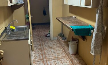 Vendemos 2 propiedades: casa en Valparaiso solida con estacionamiento para 5 autos.