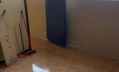 Vendemos 2 propiedades: casa en Valparaiso solida con estacionamiento para 5 autos.