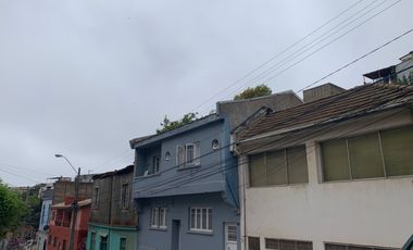 Vendemos 2 propiedades: casa en Valparaiso solida con estacionamiento para 5 autos.