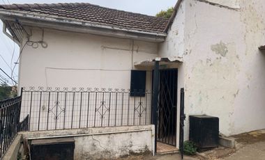 Vendemos 2 propiedades: casa en Valparaiso solida con estacionamiento para 5 autos.