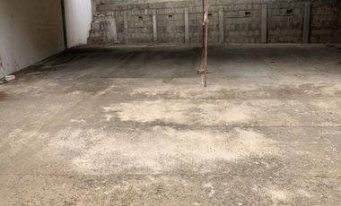 Vendemos 2 propiedades: casa en Valparaiso solida con estacionamiento para 5 autos.