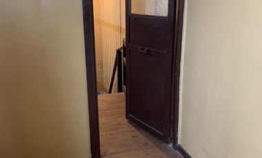 Vendemos 2 propiedades: casa en Valparaiso solida con estacionamiento para 5 autos.