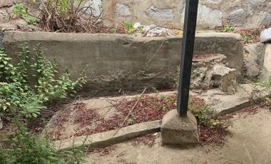 Vendemos 2 propiedades: casa en Valparaiso solida con estacionamiento para 5 autos.