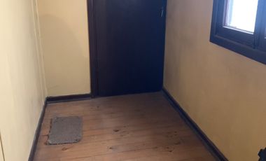 Vendemos 2 propiedades: casa en Valparaiso solida con estacionamiento para 5 autos.