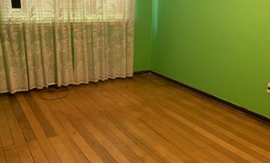 Vendemos 2 propiedades: casa en Valparaiso solida con estacionamiento para 5 autos.