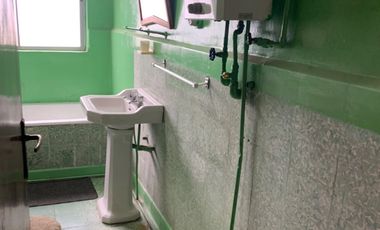 Vendemos 2 propiedades: casa en Valparaiso solida con estacionamiento para 5 autos.