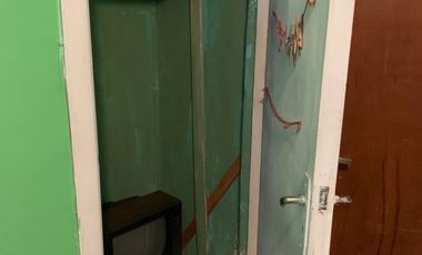 Vendemos 2 propiedades: casa en Valparaiso solida con estacionamiento para 5 autos.