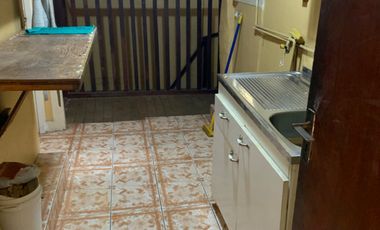 Vendemos 2 propiedades: casa en Valparaiso solida con estacionamiento para 5 autos.