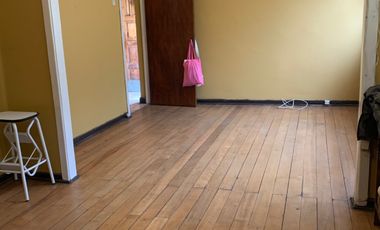 Vendemos 2 propiedades: casa en Valparaiso solida con estacionamiento para 5 autos.