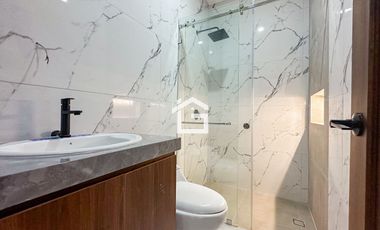 Casa en Venta con jacuzzi en Urb. Vista Sol 2, Machala