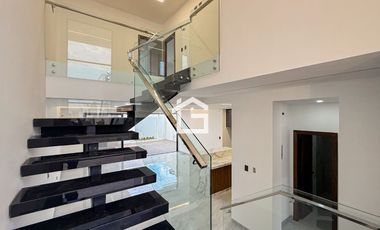 Casa en Venta con jacuzzi en Urb. Vista Sol 2, Machala