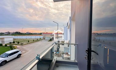 Casa en Venta con jacuzzi en Urb. Vista Sol 2, Machala