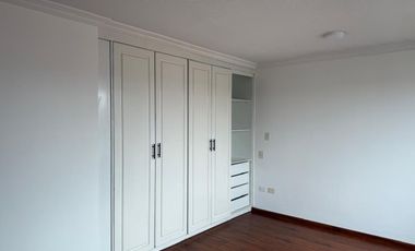 RENTO DEPARTAMENTO CON EXCELENTE VISTA Y UBICACION SECTOR COLEGIO LA CONDAMINE