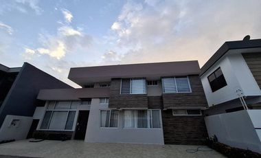 Venta Casa familiar en Urb. Portal del Río,Machala