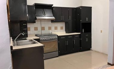 SE RENTA CASA MUY AMPLIA EN PASEOS DEL ALBA. PARA FAMILIA O EMPRESA
