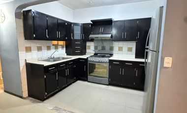 SE RENTA CASA MUY AMPLIA EN PASEOS DEL ALBA. PARA FAMILIA O EMPRESA