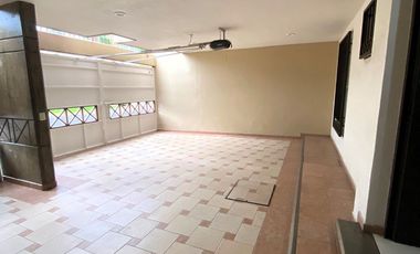 Se renta bonito departamento en planta baja. Av. Periodismo.