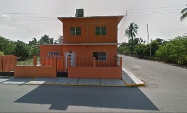 Casa en venta en Av Ursulo Galvan, Salmoral, Veracruz  G D