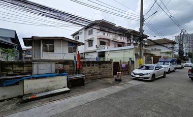 Super Rare! Hard-to-Find Plot!! Land with Building for Sale Next to The Mall Bangkae, Near MRT Lak Song! 77 Sq.wah | Red Zoning