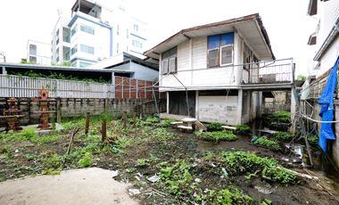 Super Rare! Hard-to-Find Plot!! Land with Building for Sale Next to The Mall Bangkae, Near MRT Lak Song! 77 Sq.wah | Red Zoning