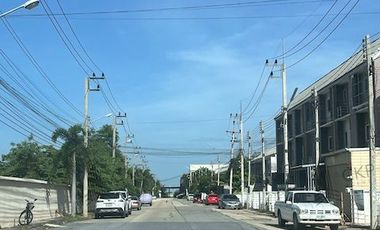 Single floor high townhouse, near Rojana Industrial Estate, Ayutthaya, near many shopping malls, convenient transportation.