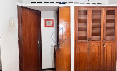 SE VENDE CASA - FRENTE AL CENTRO COMERCIAL VIVA