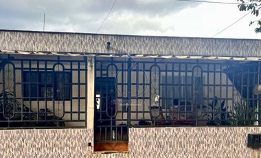 SE VENDE CASA - FRENTE AL CENTRO COMERCIAL VIVA