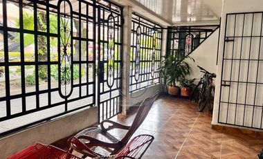 SE VENDE CASA - FRENTE AL CENTRO COMERCIAL VIVA