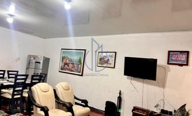 SE VENDE CASA - FRENTE AL CENTRO COMERCIAL VIVA