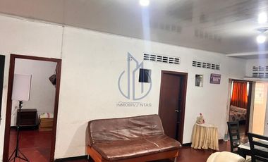 SE VENDE CASA - FRENTE AL CENTRO COMERCIAL VIVA