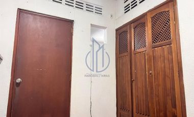 SE VENDE CASA - FRENTE AL CENTRO COMERCIAL VIVA