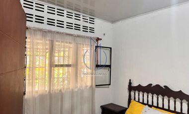 SE VENDE CASA - FRENTE AL CENTRO COMERCIAL VIVA