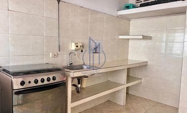 SE VENDE CASA - FRENTE AL CENTRO COMERCIAL VIVA