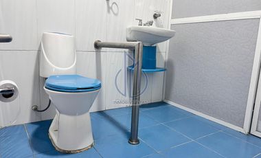 SE VENDE CASA - FRENTE AL CENTRO COMERCIAL VIVA