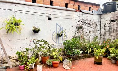 SE VENDE CASA - FRENTE AL CENTRO COMERCIAL VIVA