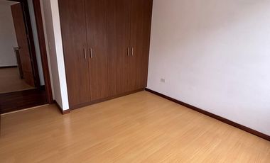 Rento departamento de tres dormitorios sector Carolina