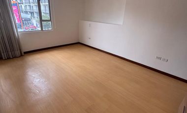 Rento departamento de tres dormitorios sector Carolina