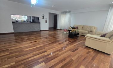 Departamento en Primer Piso de 222 m² de 3 Dorm. en Santiago de Surco