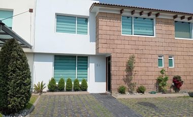 CASA EN RENTA EN RESIDENCIAL BOSQUE DE LAS FUENTES, MODELO VERONA, CALIMAYA, A 15 MIN DE METEPEC