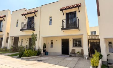 Casa en Venta de 4 habitaciones frente a parque, Alta California