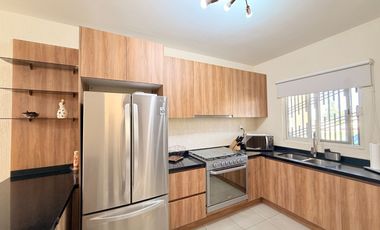 Casa en Venta de 4 habitaciones frente a parque, Alta California